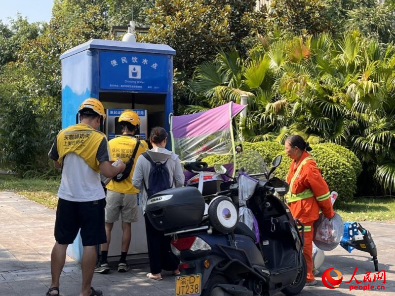 9月5日，正在“0011”號便民飲水點排隊接水的市民。周小平攝